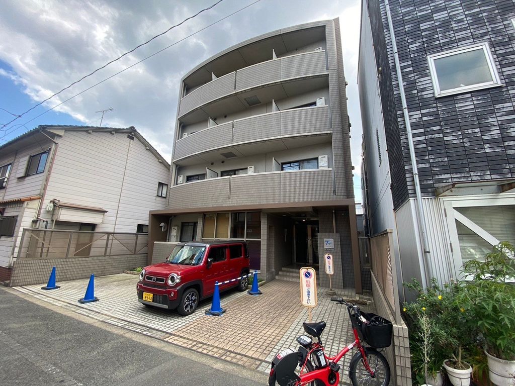 建物外観　駐車場