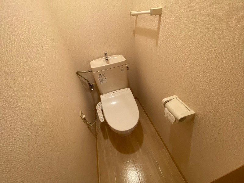 トイレ　こちらはトイレです。清潔感があり、安心して使用できます。