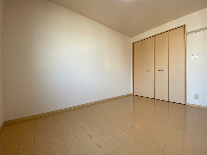 その他部屋・スペース　寝室はこちらです。光が差し込む、温かみのあるお部屋です。