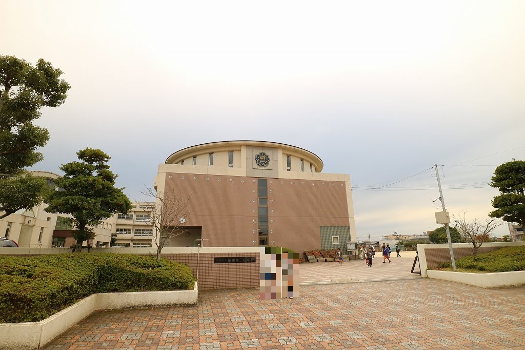 小学校　須恵町立須恵第三小学校（小学校）まで1403m