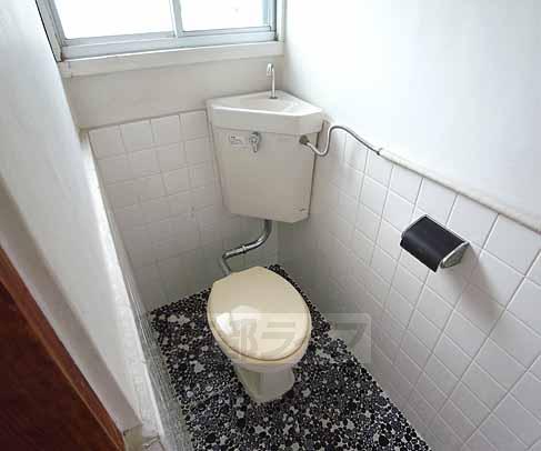 トイレ　トイレにも窓があります。