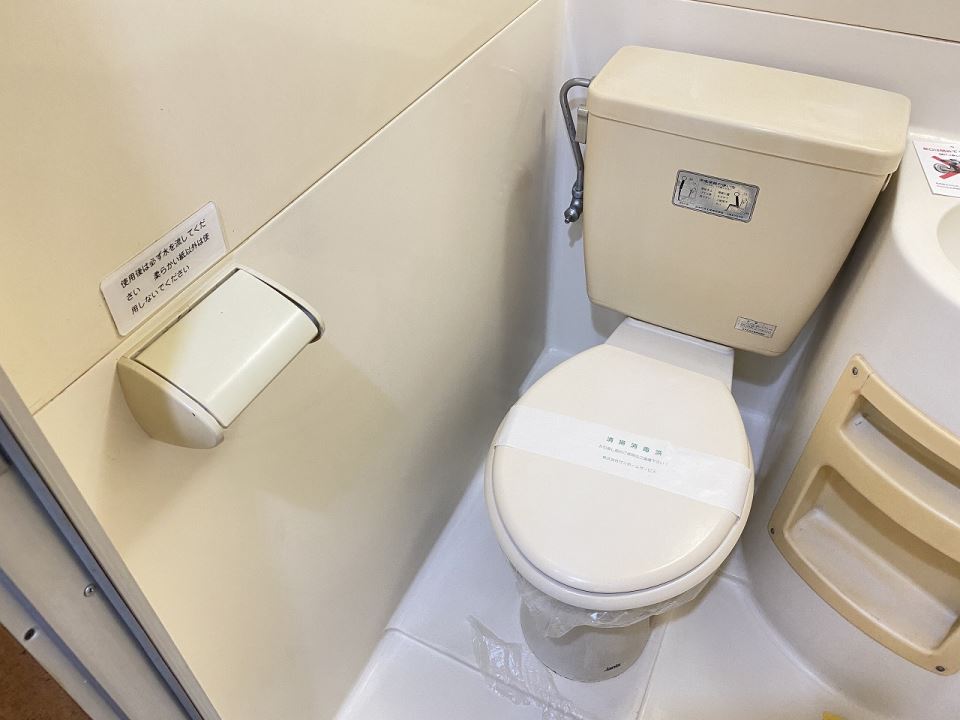 トイレ　３点ユニットタイプでシャワー掃除可能