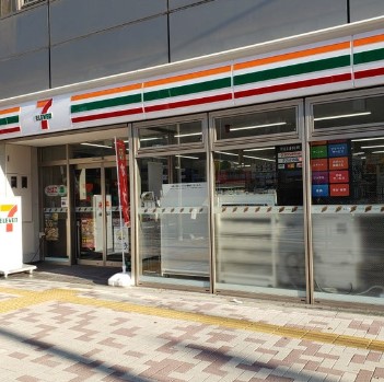 コンビニ　セブンイレブン 目黒青葉台2丁目店（コンビニ）まで84m