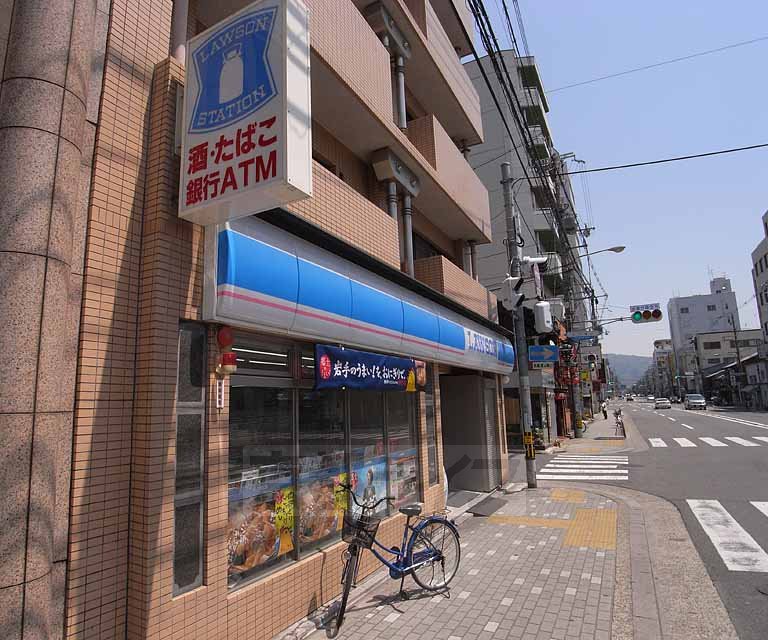 コンビニ　ローソン丸太町小川店（コンビニ）まで96m