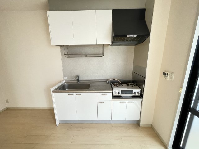 キッチン　写真は同物件の別部屋の写真のため色、仕様は現況優先です。