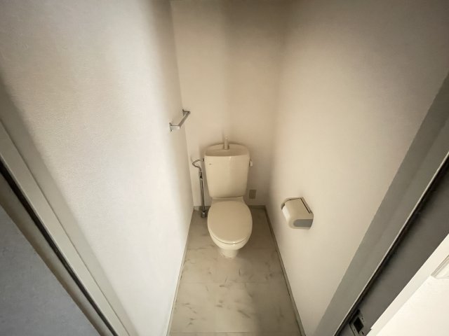 トイレ　写真は同物件の別部屋の写真のため色、仕様は現況優先です。