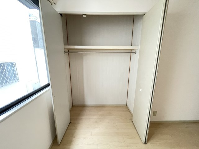 収納　写真は同物件の別部屋の写真のため色、仕様は現況優先です。
