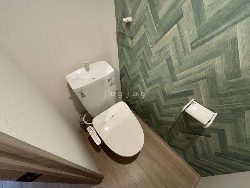 トイレ　嬉しい温水洗浄便座付きのトイレです。