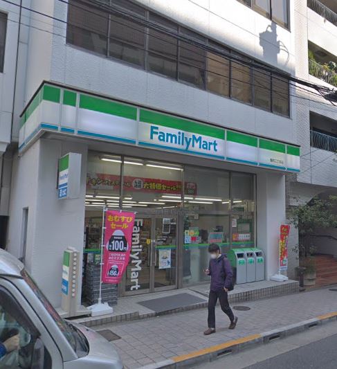 コンビニ　ファミリーマート 麹町二丁目店（コンビニ）まで138m