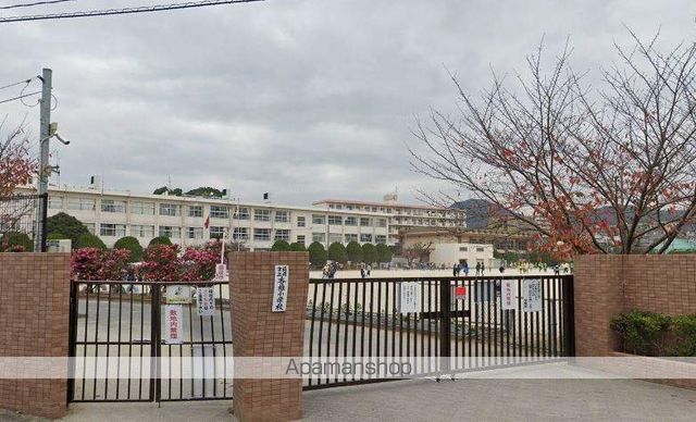 小学校　福岡市立小学校香椎小学校（小学校）まで1016m