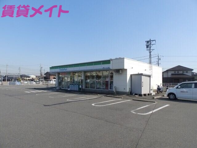 コンビニ　ファミリーマート鈴鹿サーキット前店（コンビニ）まで218m