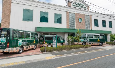 幼稚園・保育園　バイリンガル幼稚園KidsDuoInternational三（幼稚園・保育園）まで581m