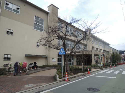 小学校　西宮市立甲東小学校（小学校）まで492m