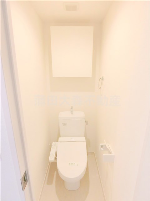 トイレ　棚収納と温水洗浄便座付きのトイレ