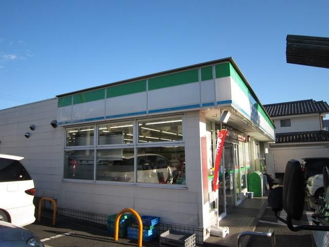 コンビニ　ファミリーマート（コンビニ）まで640m