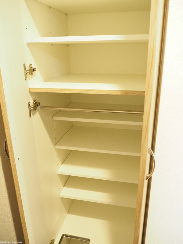 玄関　下足入