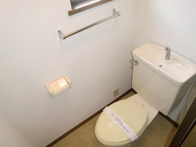 トイレ　★小窓も付いていて明るいです★