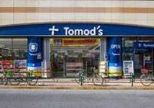 ドラックストア　トモズ高田馬場店（ドラッグストア）まで970m