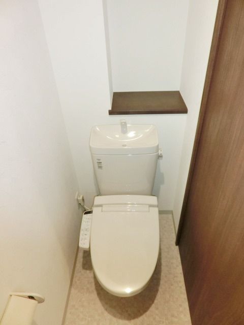 トイレ　温水洗浄便座付きです