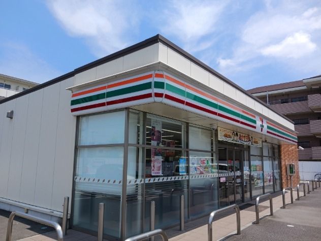 コンビニ　セブンイレブン鴻巣富士見２丁目（コンビニ）まで350m