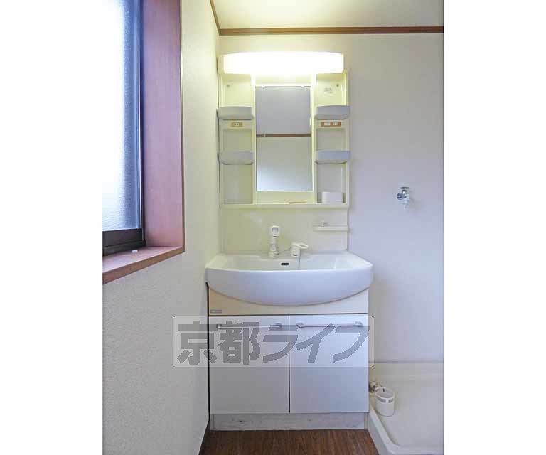 洗面設備　綺麗な洗面台です。