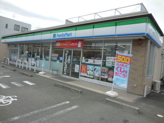 コンビニ　ファミリーマート（コンビニ）まで470m