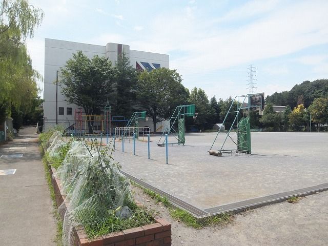 小学校　川崎市立西有馬小学校（小学校）まで615m