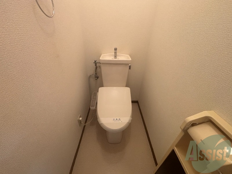 トイレ　トイレは温水洗浄便座です。シンプルな雰囲気になっています。