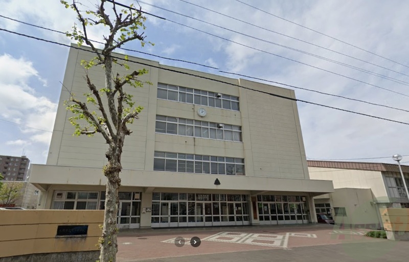 中学校　札幌市立日章中学校（中学校）まで711m