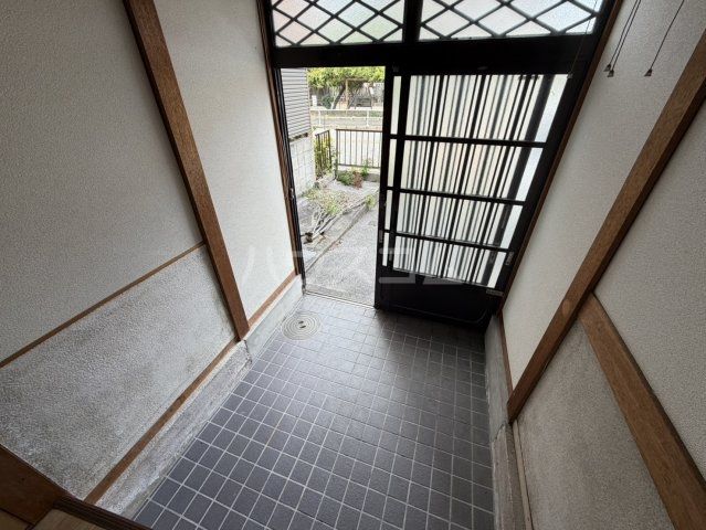 中川本町貸家の玄関写真