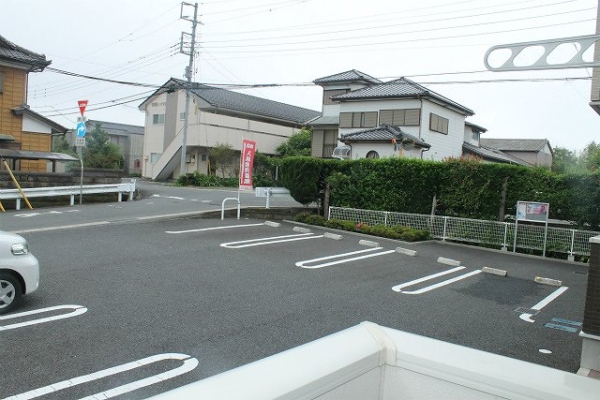 駐車場　駐車区画も広めにとってありますので、安心に駐車できます。