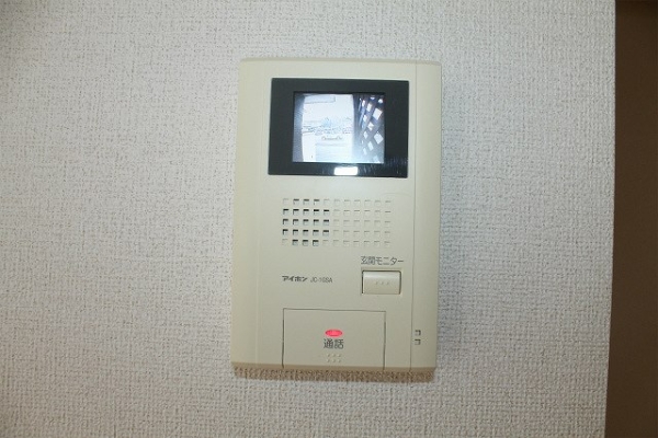 セキュリティ　訪問者がモニターで確認できるインターフォンで安心です。