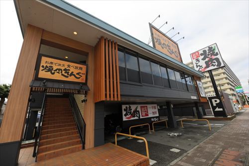 飲食店　焼肉きんぐ　北久里浜店（飲食店）まで943m