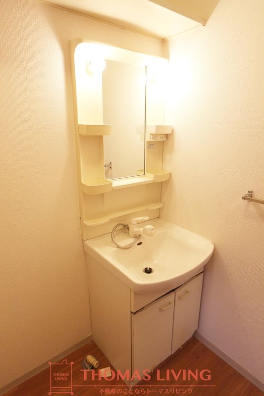 洗面設備　照明付きのシャンプードレッサー。