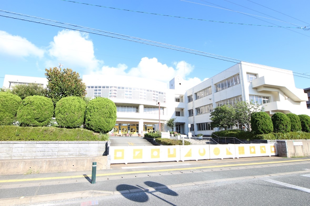 小学校　古賀市立花見小学校（小学校）まで693m