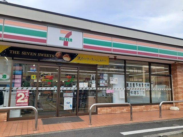 コンビニ　セブンイレブン（コンビニ）まで976m
