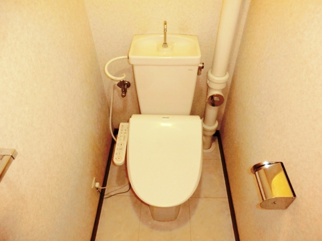 トイレ　温水洗浄便座付きのトイレです♪