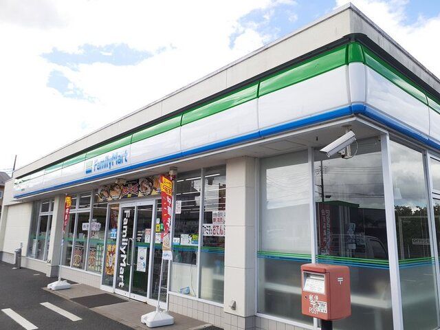 コンビニ　ファミリーマート（コンビニ）まで700m
