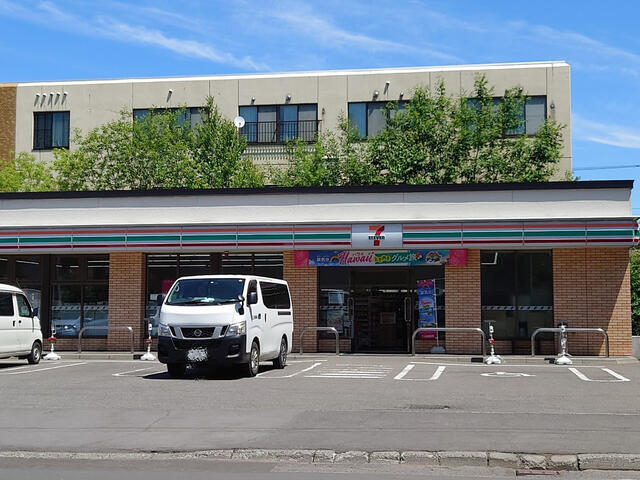 コンビニ　セブンイレブン札幌豊平2条8丁目店（コンビニ）まで70m