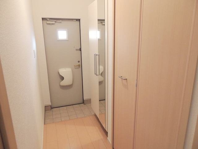 玄関　収納もある玄関です