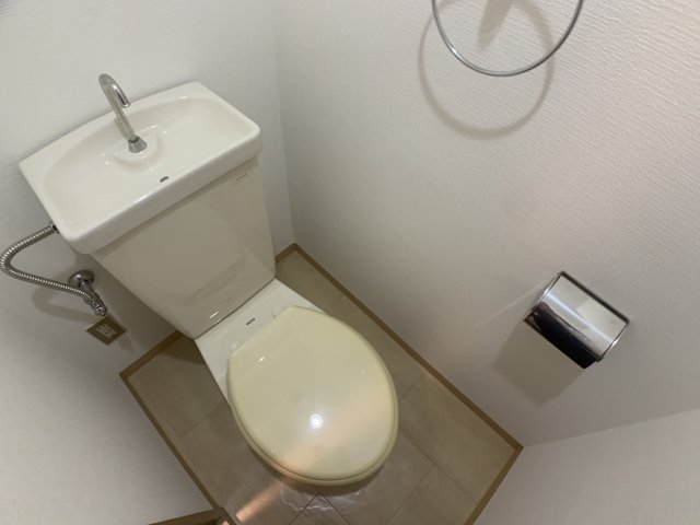 トイレ　温水洗浄便座付きのトイレです♪