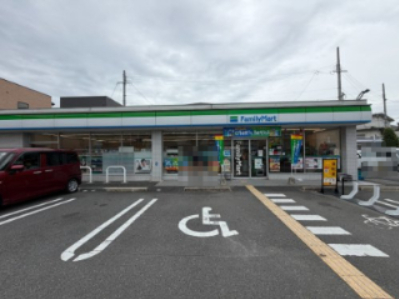 コンビニ　ファミリーマート豊中緑丘店（コンビニ）まで888m