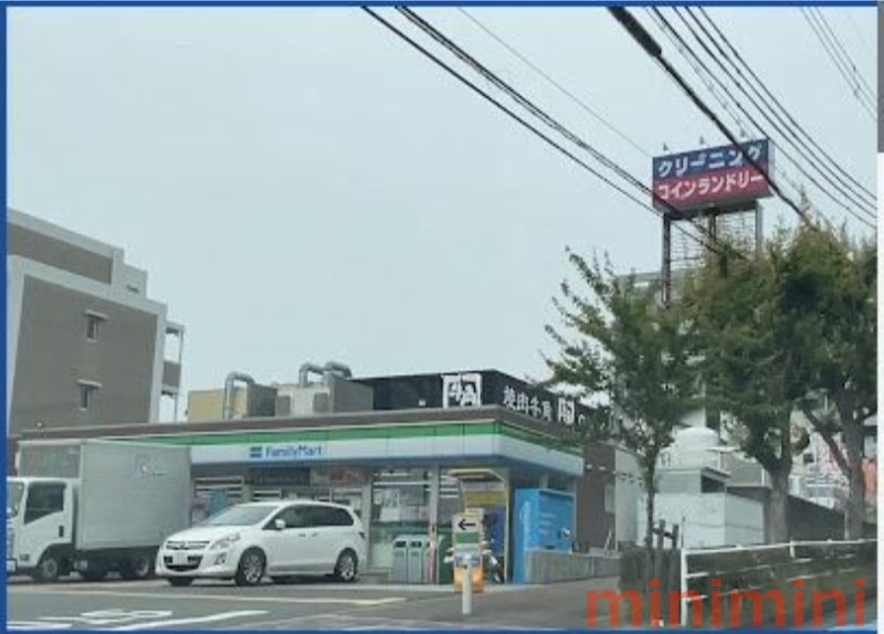 コンビニ　ファミリーマート吹田上山手町店（コンビニ）まで317m