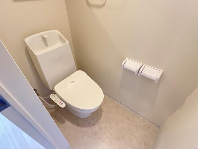 開成町古田島新築アパート工事のトイレ写真