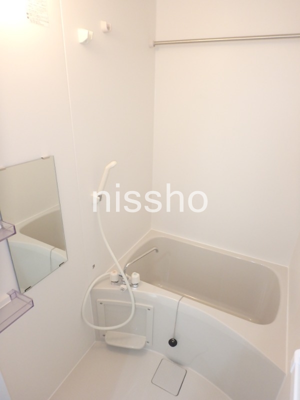 バス・シャワールーム　嬉しいバストイレ別！棚や鏡もついています