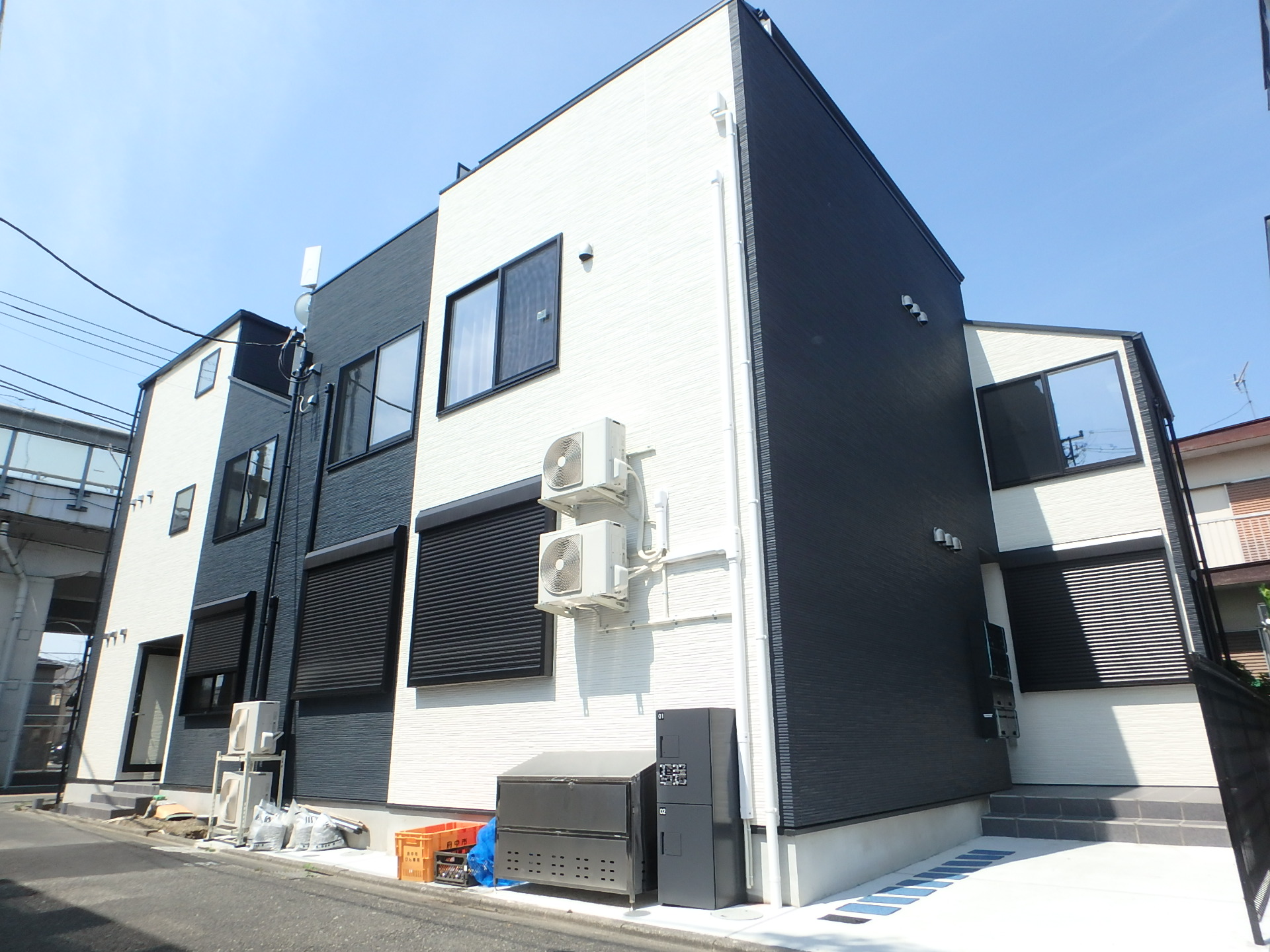 建物外観　青空に映える白とネイビーのおしゃれな外観