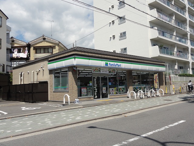 コンビニ　ファミリーマート 佛教大学前店（コンビニ）まで382m