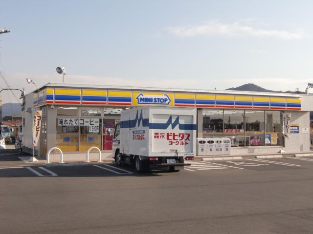コンビニ　ミニストップ（コンビニ）まで530m