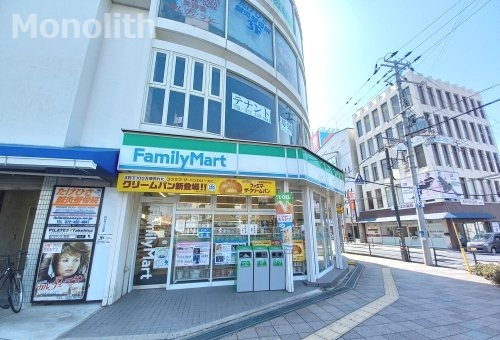 コンビニ　ファミリーマート 貝塚駅前店（コンビニ）まで500m
