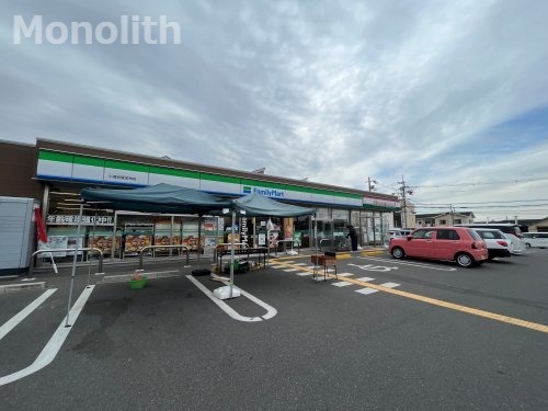 コンビニ　ファミリーマート 小浦貝塚加神店（コンビニ）まで606m